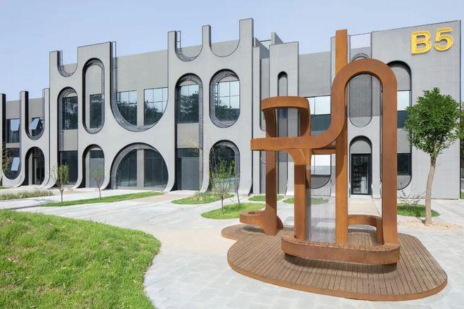 北京这家"时尚创意工厂",改造后的建筑外表和景观设计跟名称太相得